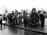Máničky na autobusovém nádraží v Uničově před cestou na undergroundový festival na Třemešku pořádaný  v roce 1985 na pětadvacáté narozeniny Antonína Mikšíka