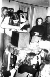 Promítání  filmů v Uničově na domku u Otty Lisu v roce 1986