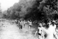 Šlapobečva v roce 1986. Máničky šli deset kilometrů řekou. 