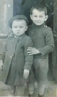 Jaroslava (Mlynářová, později Hynková) s bratrem Zdeňkem