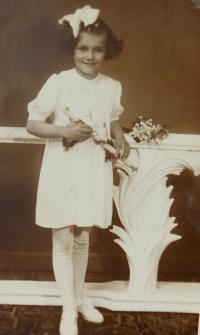 Jaroslava Mlynářová (Hynková) při prvním přijímání v roce 1944