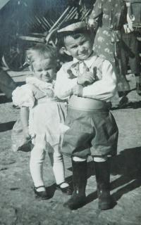 Jaroslava Mlynářová (Hynková) with her brother Zdeněk