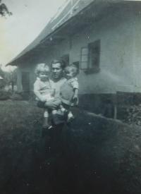 Manžel s dcerou a bratrem pamětnice