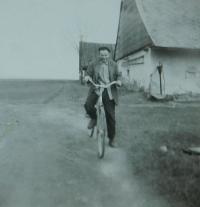 Otec Jan Mlynář před rodinným domem v Horní Lipce