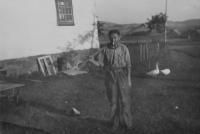 Otec u rodinného domu v Horní Lipce