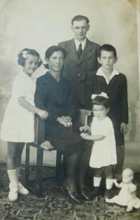 Rodina Mlynářova v roce 1943. Zleva Jaroslava, rodiče Anděla a Jan a děti Zdeněk a Radmila