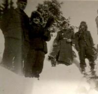 Peter Bedlek (v pozadí zľava) - práca v lesoch počas služby v útvaroch PTP (1951)