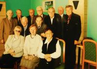 Milan Prokeš horní řada, třetí zleva na srazu bývalých spolužáků gymnázia v Přerově