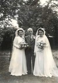 Olička a Vlastenka s tatínkem Jaroslavem, Oxford 1942