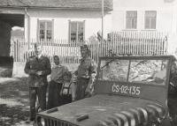 První shledání s maminkou po válce, Kuroslepy (13. 5. 1945). Malý synovec Zdeněk a bratr Jenda