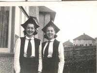 Studentky St Hilda´s College Vlastenka (vpravo) a sestra Olička v Oxfordu po promoci, 1943 