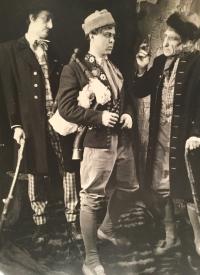 Inscenace Strakonického dudáka v Divadle bratří Mrštíků v Brně. Z. Braunschläger v roli Švandy. Premiéra se uskutečnila 16. 12. 1955.