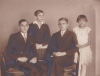 1928 - Jaromír Bilík se sourozenci