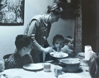 Eva Borková podává večeři v SOS dětské vesničce v Doubí, 1971