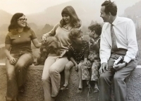 Prof. Zdeněk Matějček, světově uznávaný dětský psycholog, se významně spolupodílel na vzniku SOS dětských vesniček. Na fotografii na návštěvě v SOS dětské vesničce v Doubí v r. 1973
