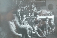 Vánoce v SOS dětské vesničce v Doubí s dědou a babičkou, rodiči Evy Borkové, 1974