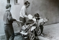 Ze života v SOS dětské vesničce v Doubí, 1972