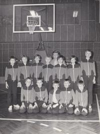 Basketbalový tým 1980, Daniel Kříž spodní řada první zleva