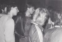 Daniel Kříž (uprostřed) na koleji, 1987