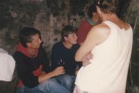 Daniel Kříž (uprostřed) na vinobraní, 1991