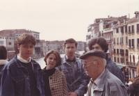 Daniel Kříž (vlevo) s kolegy z pěveckého sboru, 1990