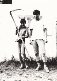 Daniel kříž (vpravo) na letním táboře 1988