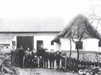 Josef Hora - rodina před rodným domem
