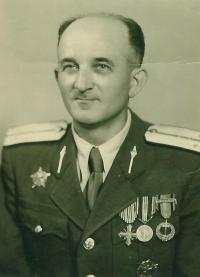 Otec Jan Měrínský v uniformě s válečným křížem za chrabrost, vpravo s partyzánským odznakem Il partigiano, 1951
