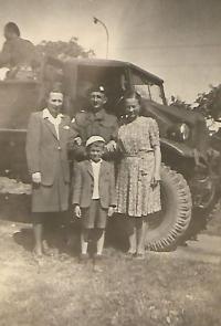 Otec Jan, matka Františka vpravo, paní Kozumplíková vlevo, syn Jeník, vojenská přehlídka na Vpichu, Bílá Hora Praha 30.května 1945 