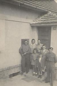 Otec Jan Měřínský, synové Jan a Vladimír, matka Františka a rodina sousedů, Lipník 1945
