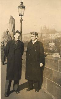 Vladimír Měřínský s Ivanem Kovářem vpravo, nejlepším žákem třídy, na Karlově mostě v Praze v den pohřbu Klementa Gottwalda