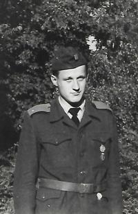 Vladimír Měřínský jako voják Školy zdravotních instruktorů - ŠZI, Ružomberok 1956