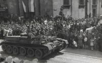 Vojenská přehlídka československé samostatné obrněné brigády, tank Cromwell, Staroměstské náměstí Praha květen 1945