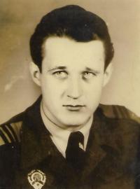 Vladimír Měřínský jako voják na letišti u Milovic, 1957