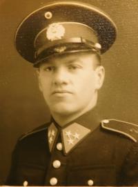 Bratranec Josef Jenčke ve vládním vojsku