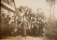 Fotografie z osvobození Štědrákovy Lhoty v květnu 1945. Foceno u domu rodiny Skokanů