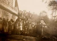 Fotografie z osvobození Štědrákovy Lhoty v květnu 1945. Foceno u domu rodiny Skokanů