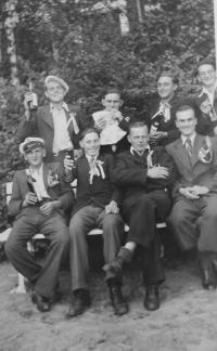 Před odjezdem na nucené nasazení do Německa ročníku 1921 ze Štědrákovy Lhoty