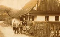 Rodina Skokanova před svým domem ve Štědrákové Lhotě v roce 1934