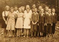 Žáci obecní školy ve Štědrákové Lhotě v roce 1942. Jan Skokan druhý zprava. 
