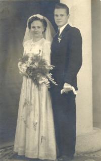 In wedding day in 1950 (2)