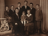 Rodina Procházkova (nejvyšší uprostřed Otto Procházka)