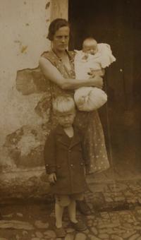 Otto Procházka (vlevo dole) s maminkou