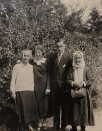 Father and mother (in the middle), grandmother (left) and great-grandmother (right)
