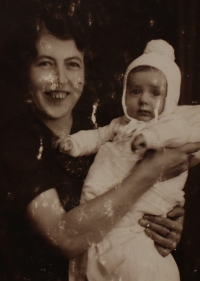 Libuše with mother