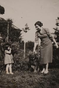Libuše, pes Jak a maminka na zahradě v Bělé