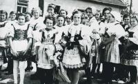 Sokolská děvčata na slavnosti v krojích
