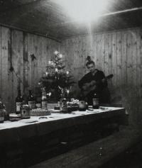 PTP - Milan Kroupa hraje na kytaru