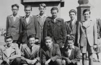Milan Kroupa (vlevo dole) se spolužáky z ČAO