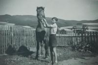 František Nejedlý na rodinném hospodářství na Plechách v roce 1946